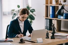7 Situations Where a Business Lawyer Is Essential
